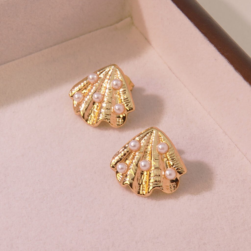 chapa maxista dorada de concha con 5 perlas