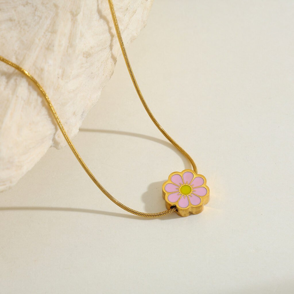 Cadena minimalista dorada con dige de 8 pétalos (rosada o blanca) cadena minimalista dorada con dige de 8 pétalos (rosada o blanca)