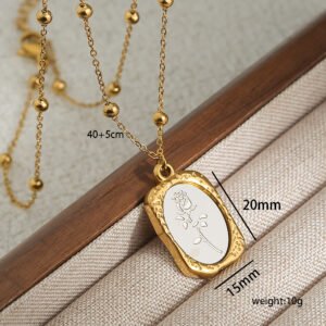 cadena minimalista dorada con dige de rosa en lápida dorada