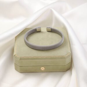 brazalete de acero inoxidable de color sólido con revestimiento de pvd, chapado en oro real, estilo casual y sencillo, resistente al agua y al deslustre.