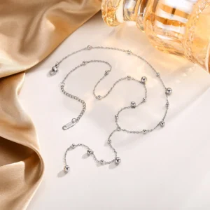 cadena minimalista plateada de pelotas pequeñitas y pequeñas