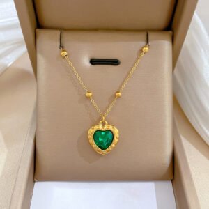 cadena minimalista dorada con dige de corazón pequeño verde con borde dorado