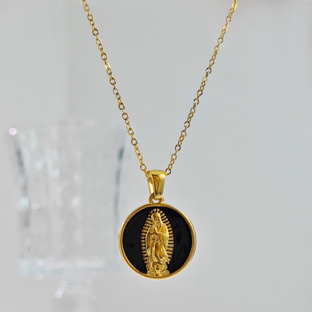 cadeja dorada con dige de la virgen con fondo negro
